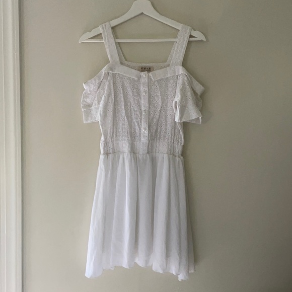 Cute off-shoulder summer white dress - Picture 1 of 12
